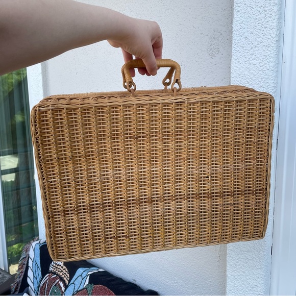 Vintage Wicker Picnic Basket - Picture 2 of 13